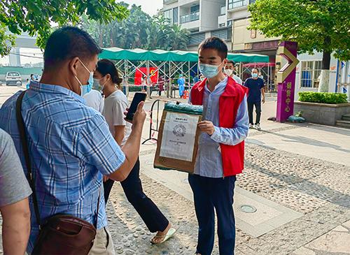 使命在肩，，，同心抗疫——集团两名新党员加入防疫自愿者事情
